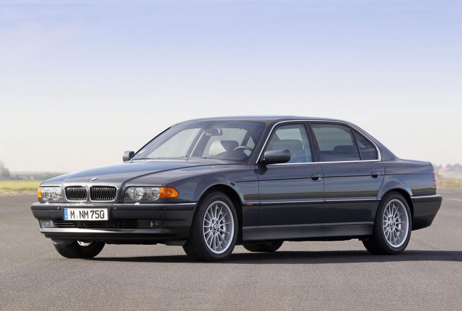  BMW 750i 1994 года  (фото 4 из 14)